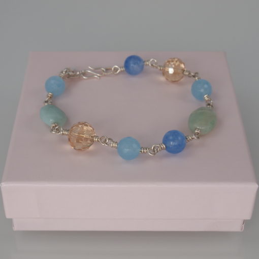 Armbånd med ædelsten og krystaller, "Baby blue eyes", i guld, sølv og oxideret sølv