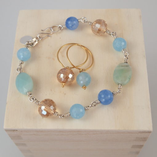 Armbånd og ring med ædelsten og krystaller, "Baby blue eyes", i guld, sølv og oxideret sølv