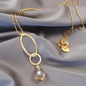 "Rosemary pearl"-Halskæde med krystal, i guld, sølv og oxideret sølv
