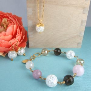"Peach blossom" -Armbånd og "Snowdrop"-halskæde og øreringe med ædelsten og krystaller, i guld, sølv og oxideret sølv