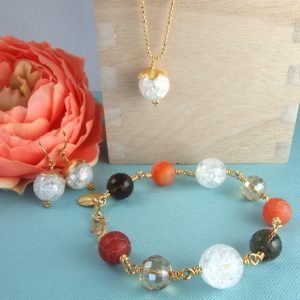Passionflower" -Armbånd og "Snowdrop"-halskæde og øreringe med ædelsten og krystaller, i guld, sølv og oxideret sølv