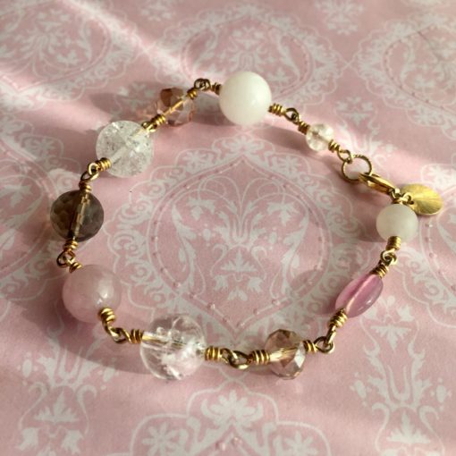 Armbånd med ædelsten og krystaller, "Wild rose", i forgyldt sølv, sølv og oxideret sølv -Foto