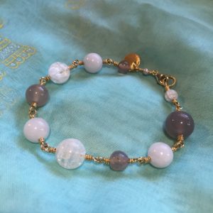 Armbånd med ædelsten og krystaller, "Snowdrop", i guld, sølv og oxideret sølv - by Nina Skat