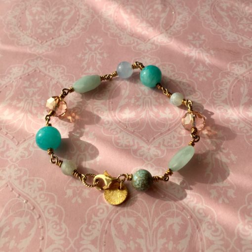 Armbånd med ædelsten og krystaller, "Blue Sky", i forgyldt sølv, sølv og oxideret sølv -Foto