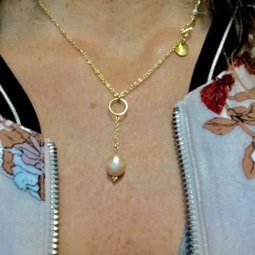 Halskæde med stor ferskvandsperle, i guld, sølv og oxideret sølv, "Pearl" -Foto