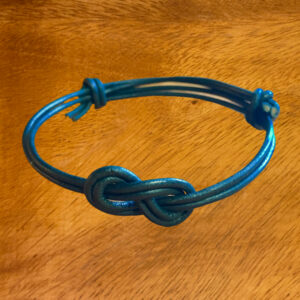 Armbånd i sort læder med knude, knot