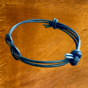 Armbånd i sort læder med knude, knot