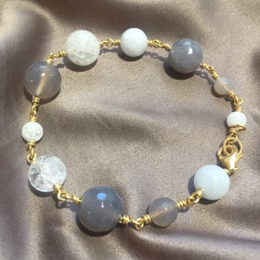 Armbånd med ædelsten og krystaller, "Snowdrop", i guld, sølv og oxideret sølv - by Nina Skat -Foto