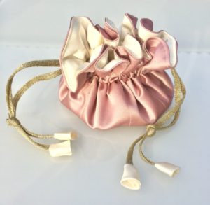 Luksuriøs smykkepose med 8 indre lommer i farverne støvet rosa og naturhvid -Foto