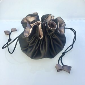 Luksuriøs smykkepose med 8 indre lommer i farverne sort og mørk grå -Foto