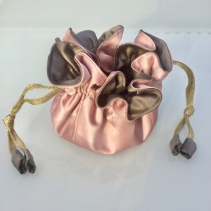 Luksuriøs smykkepose med 8 indre lommer, i farverne pudder og mørk grå -Foto