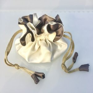 Luksuriøs smykkepose med 8 indre lommer i farverne naturhvid og mørk grå -Foto
