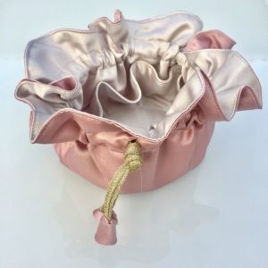 Luksuriøs smykkepose med 8 indre lommer i farverne støvet rosa og sand -Foto