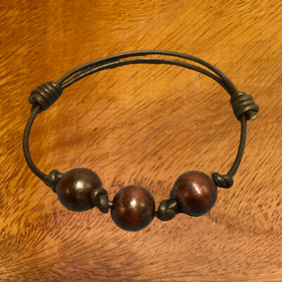 Armbånd i sort læder med bønneperler, Believe