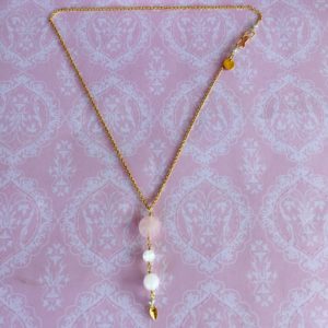 Halskæde i lyserød pastel, i forgyldt sølv, sølv og oxideret sølv, "Roselicious 2" -Foto