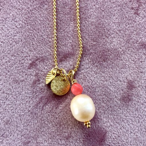 Halskæde med stor ferskvandsperle og koral, i forgyldt sølv, sølv og oxideret sølv, "Pearl and Coral" -Foto
