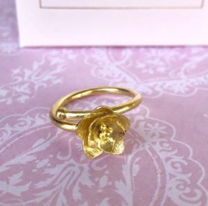 Ring i forgyldt sølv, blomst "Lotus flower" -Foto