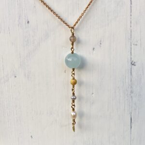 Halskæde, med vedhæng af jade og perler "Cool drops" -Foto