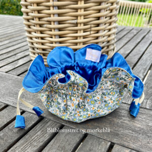 Blåblomstret og mørkeblå smykkepose med 8 inderlommer