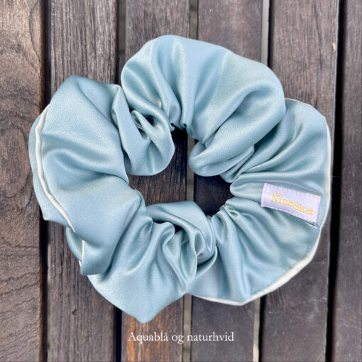 Aquablå og naturhvid- Scrunchie