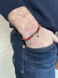 Armbånd med stenperler, Izar
