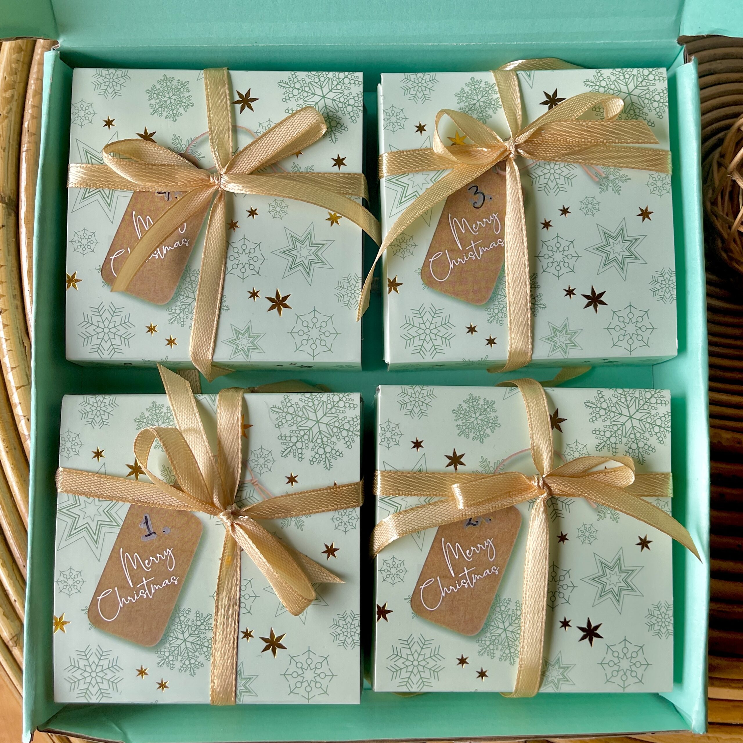 Adventskalender til hende- 4 pakker klar til ophængning