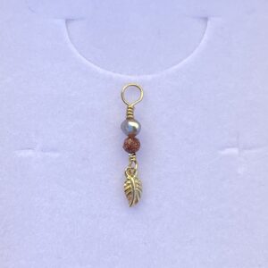 Vedhæng til Dharma hoop, lysebrun ferskvandsperle og solsten med blad