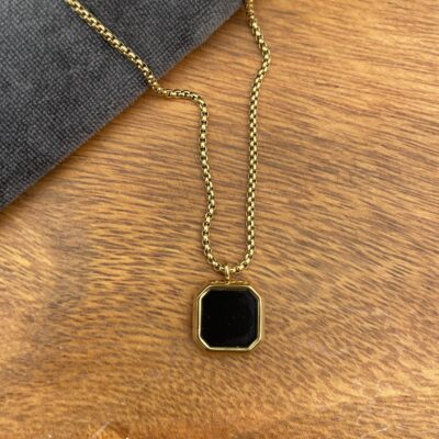 Halskæde - Black, Forgyldt stålhalskæde med sort onyx-look vedhæng