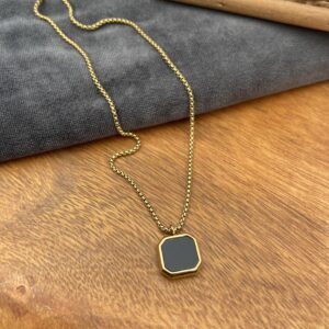 Halskæde - Black, Forgyldt stålhalskæde med sort onyx-look vedhæng