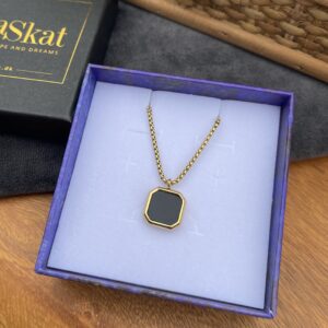 Halskæde - Black, Forgyldt stålhalskæde med sort onyx-look vedhæng