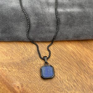 Halskæde - Blue - Sort stålhalskæde med lapis lazuli-vedhæng