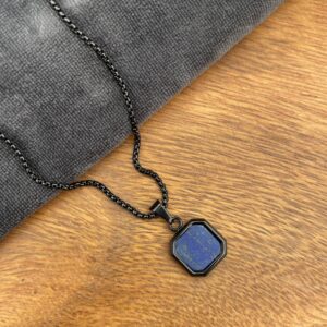 Halskæde - Blue - Sort stålhalskæde med lapis lazuli-vedhæng