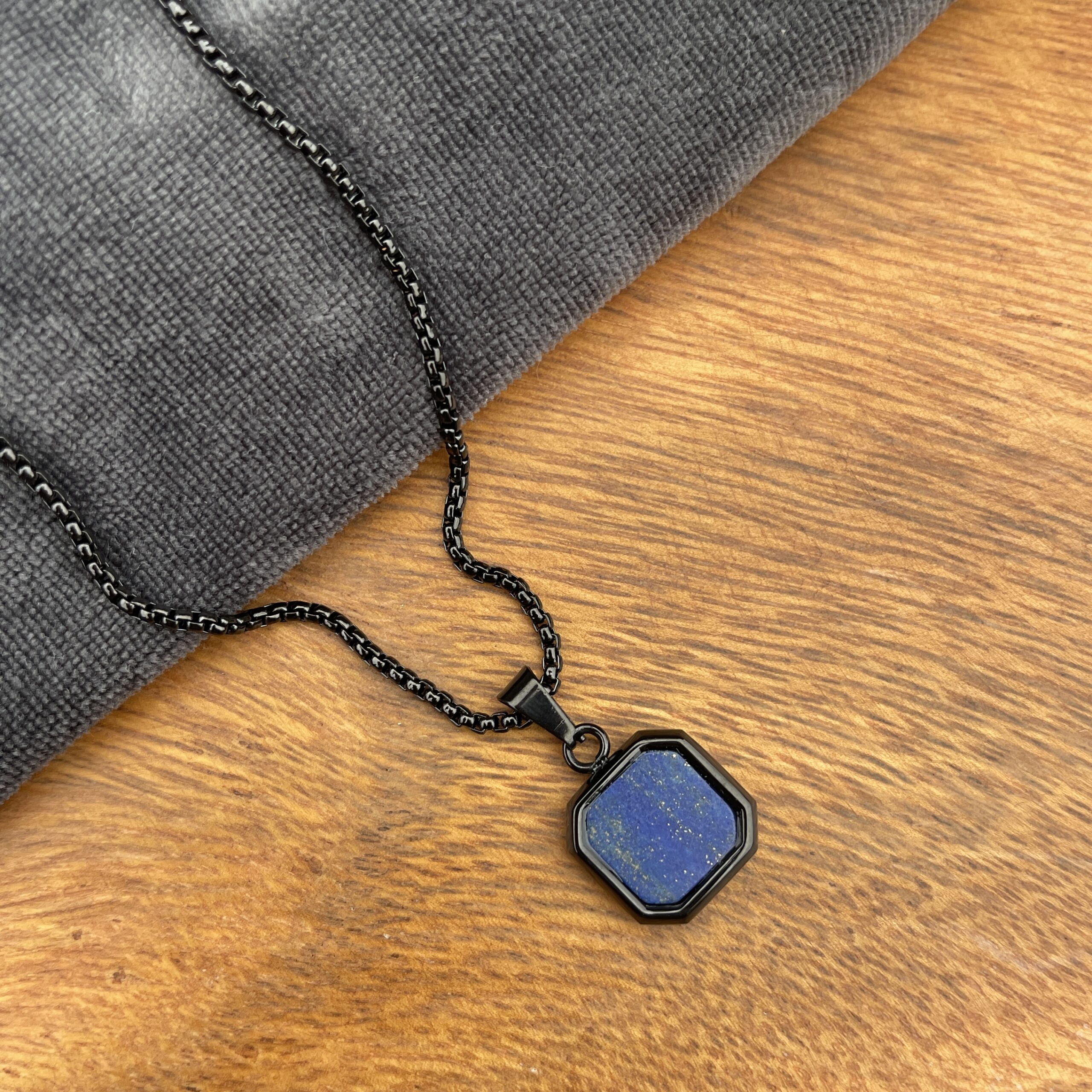 Halskæde - Blue - Sort stålhalskæde med lapis lazuli-vedhæng