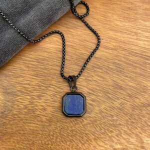 Halskæde - Blue - Sort stålhalskæde med lapis lazuli-vedhæng