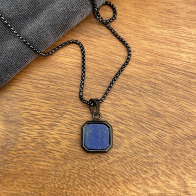 Halskæde - Blue - Sort stålhalskæde med lapis lazuli-vedhæng