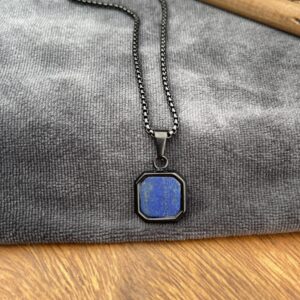 Halskæde - Blue - Sort stålhalskæde med lapis lazuli-vedhæng