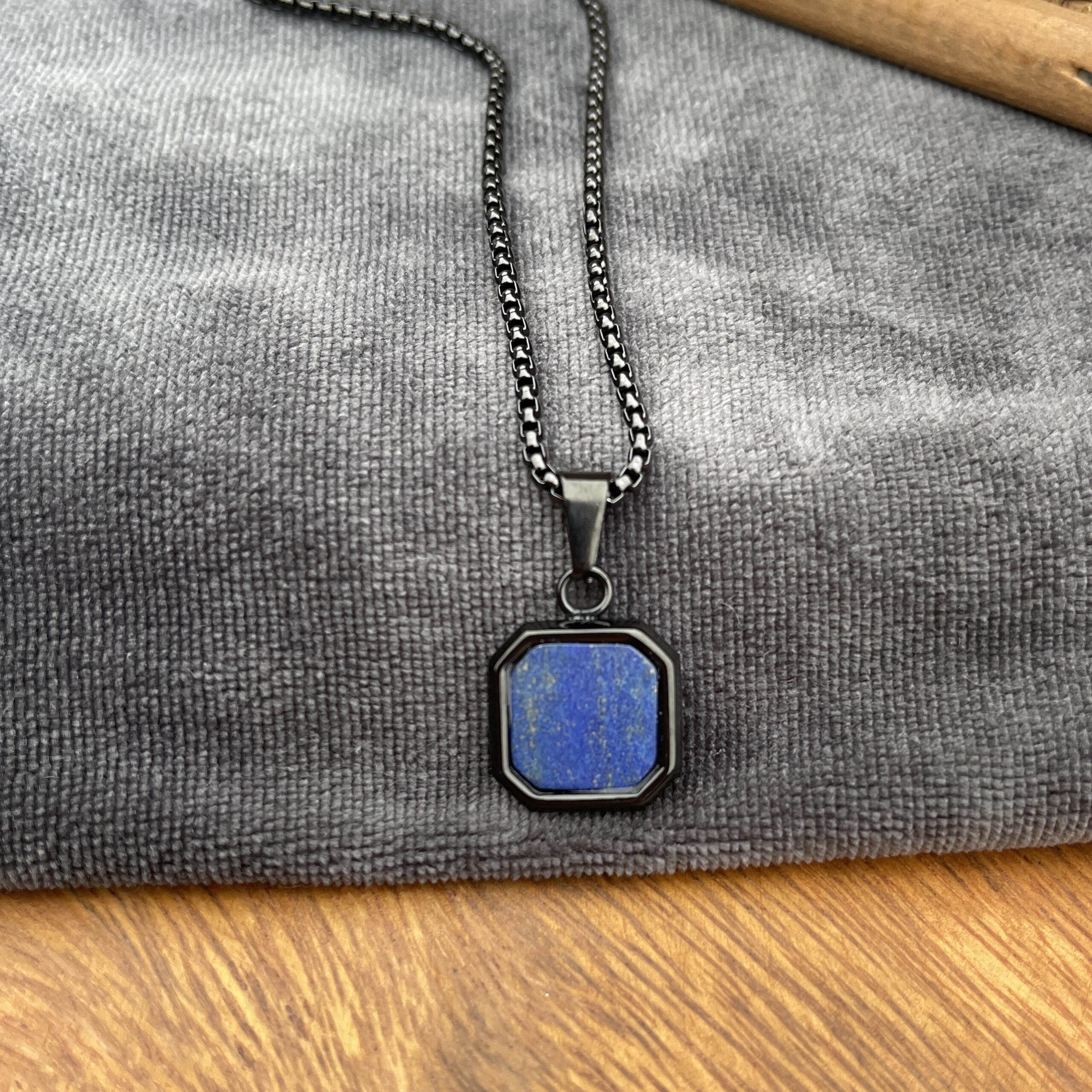 Halskæde - Blue - Sort stålhalskæde med lapis lazuli-vedhæng
