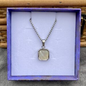 Halskæde - shell white - stålhalskæde med vedhæng