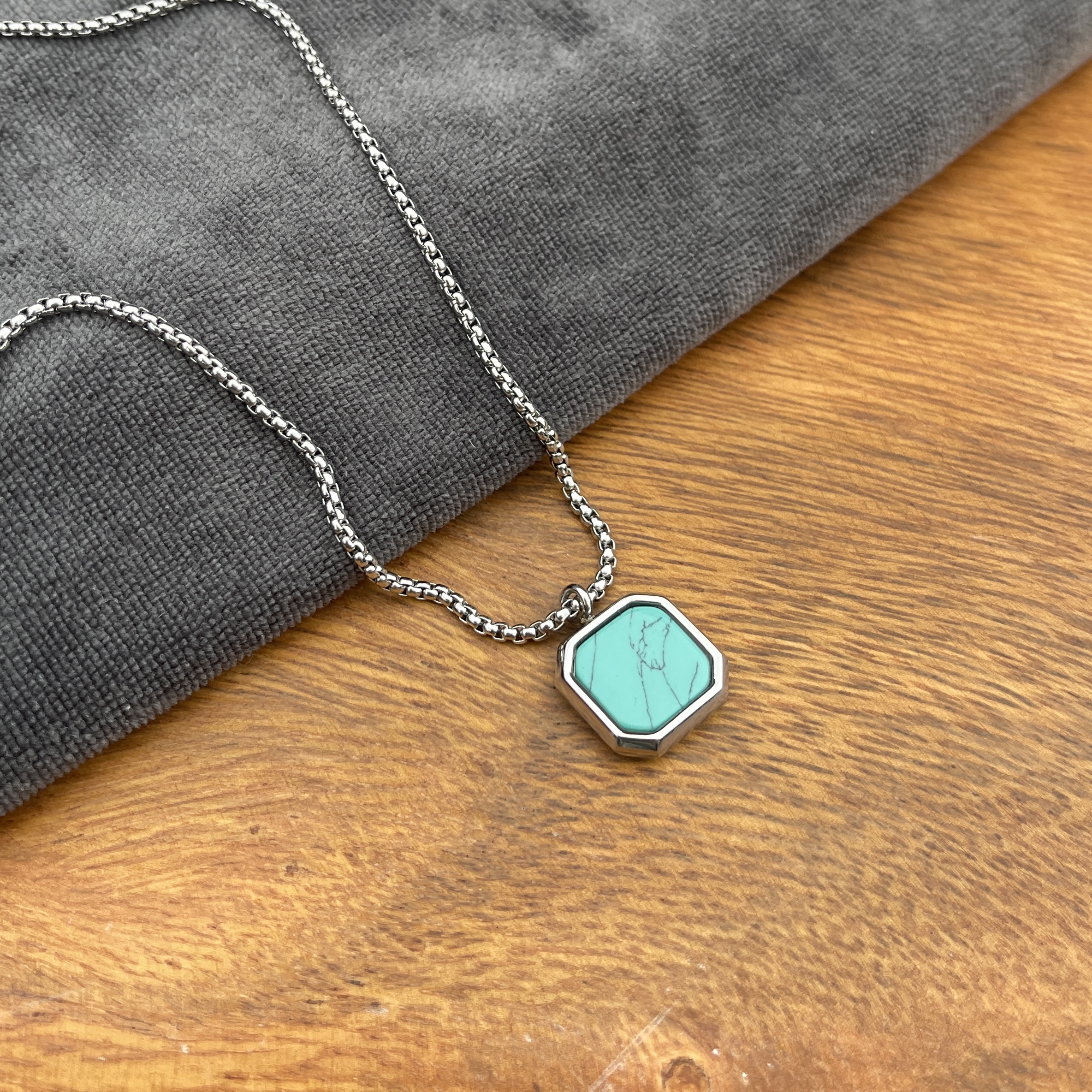 Halskæde - turkis - stålhalskæde med vedhæng