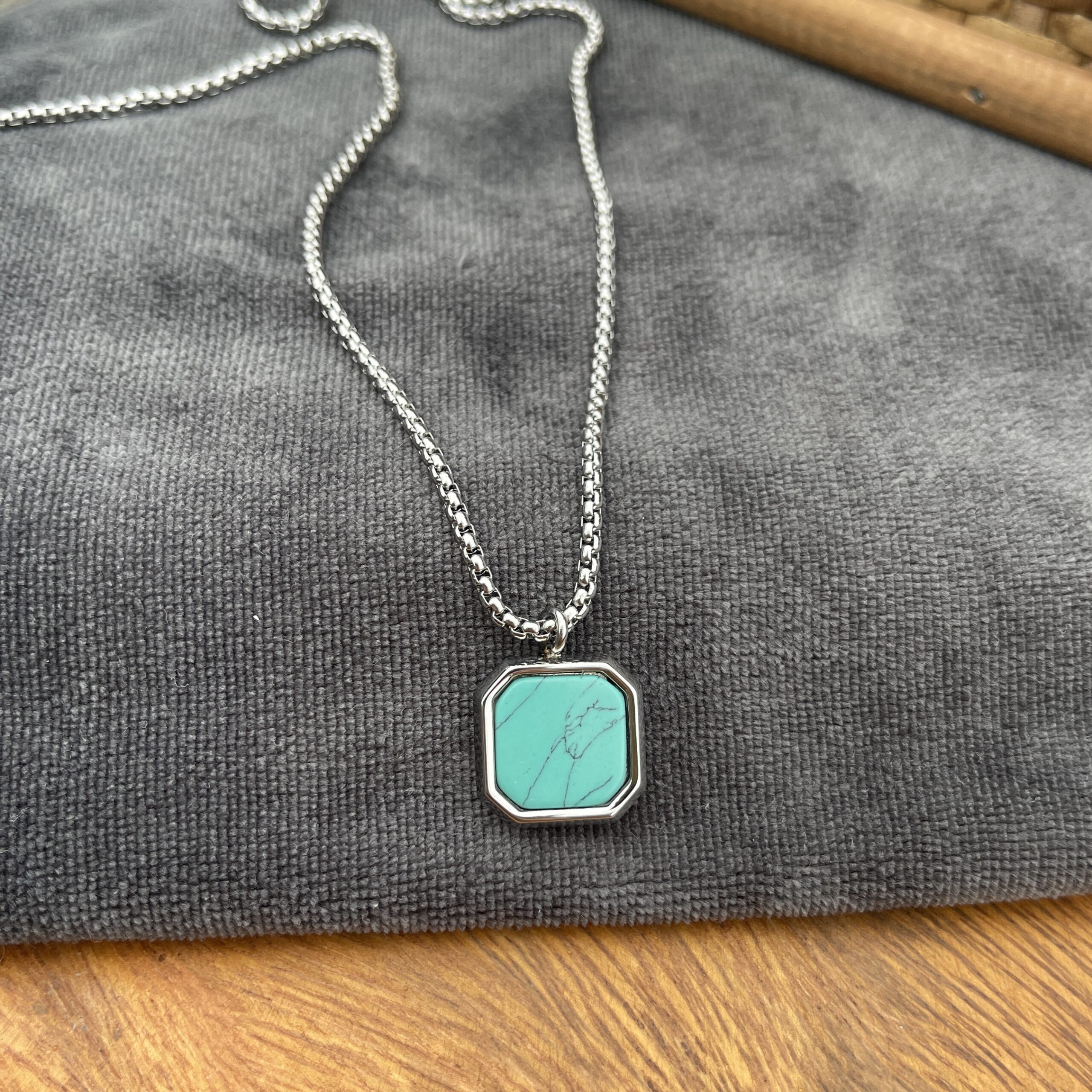 Halskæde - turkis - stålhalskæde med vedhæng