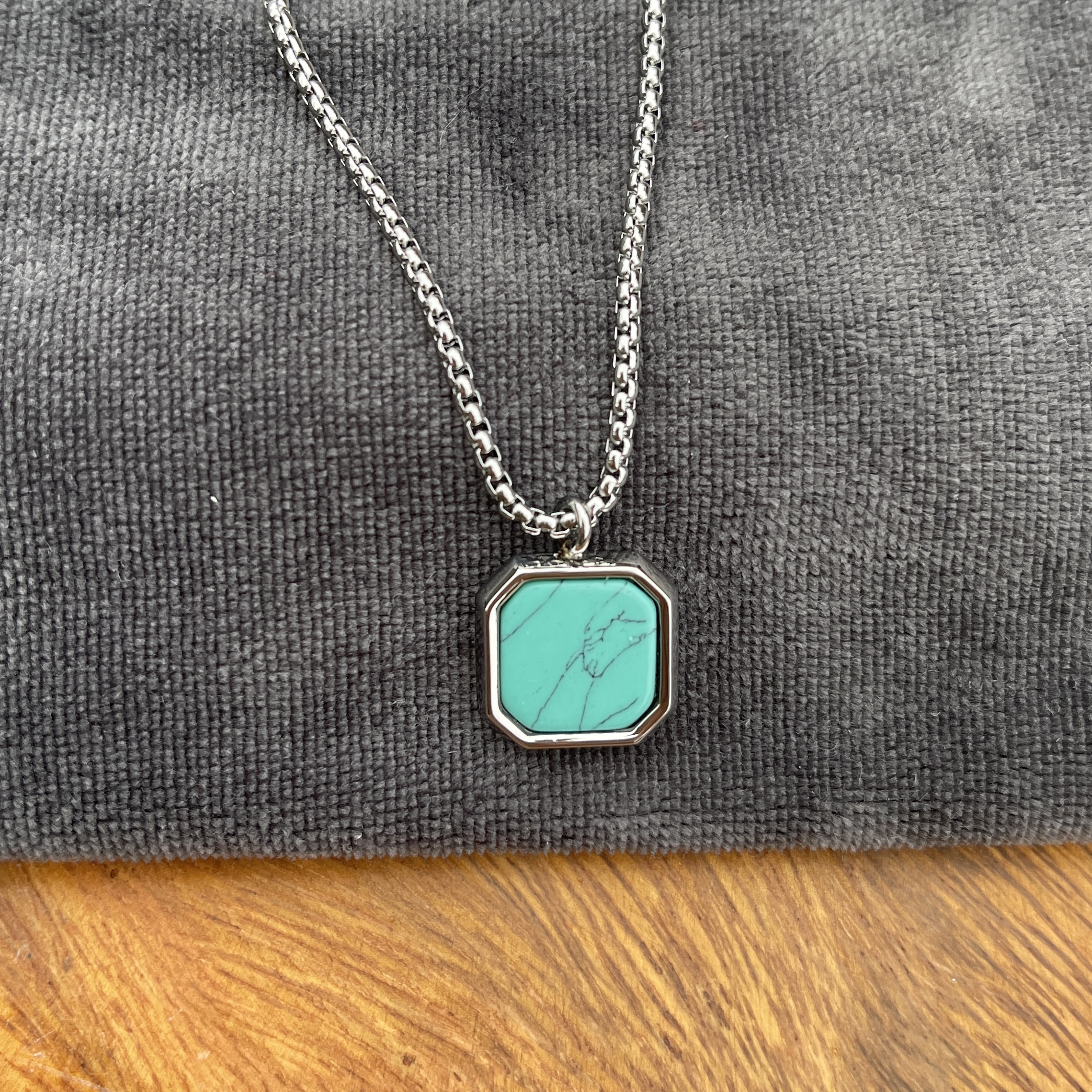 Halskæde - turkis - stålhalskæde med vedhæng